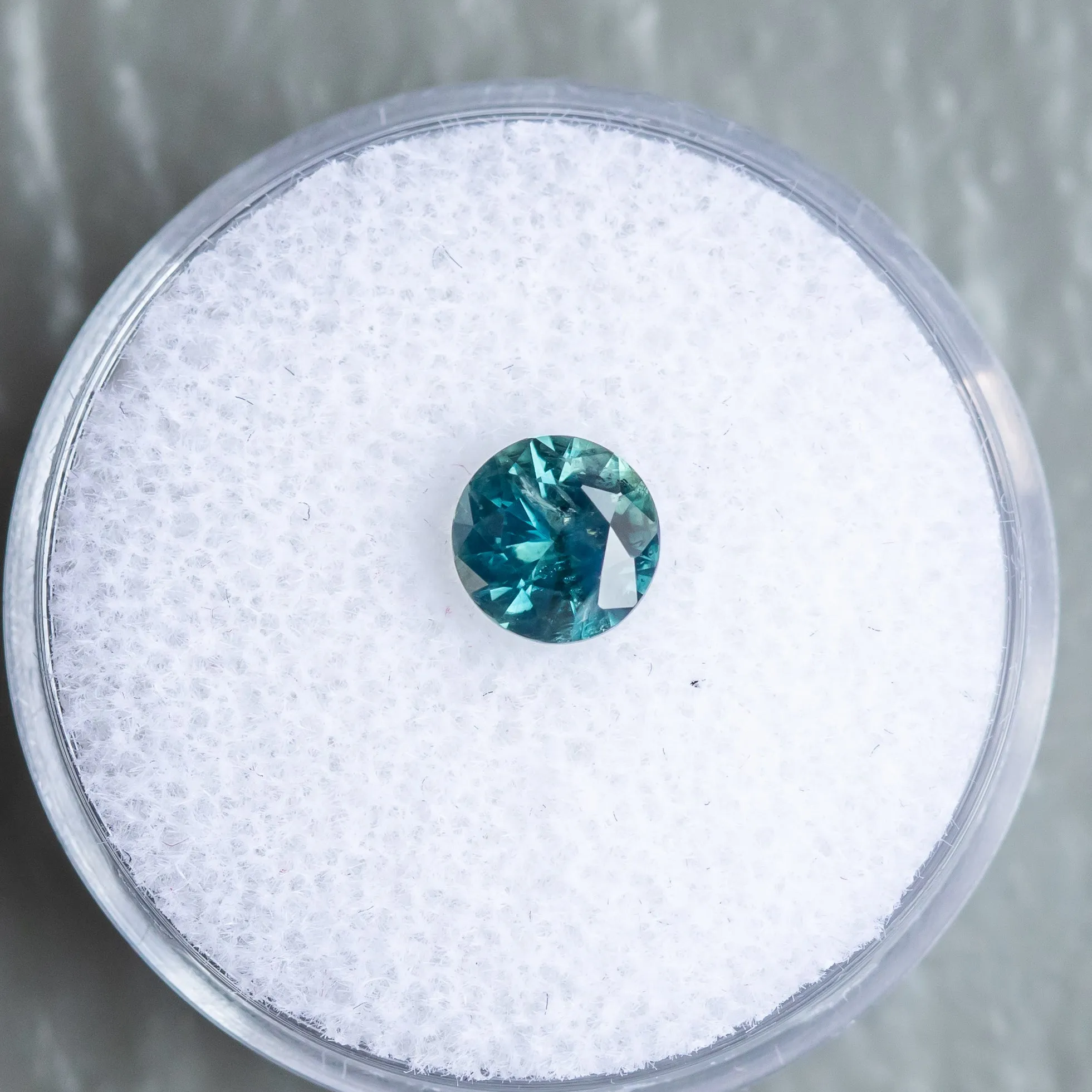 0.95CT ROUND BRILLIANT NIGERIAN SAPPHIRE, PARTI TEAL GREEN, 5.92X3.56MM, UNTREATED