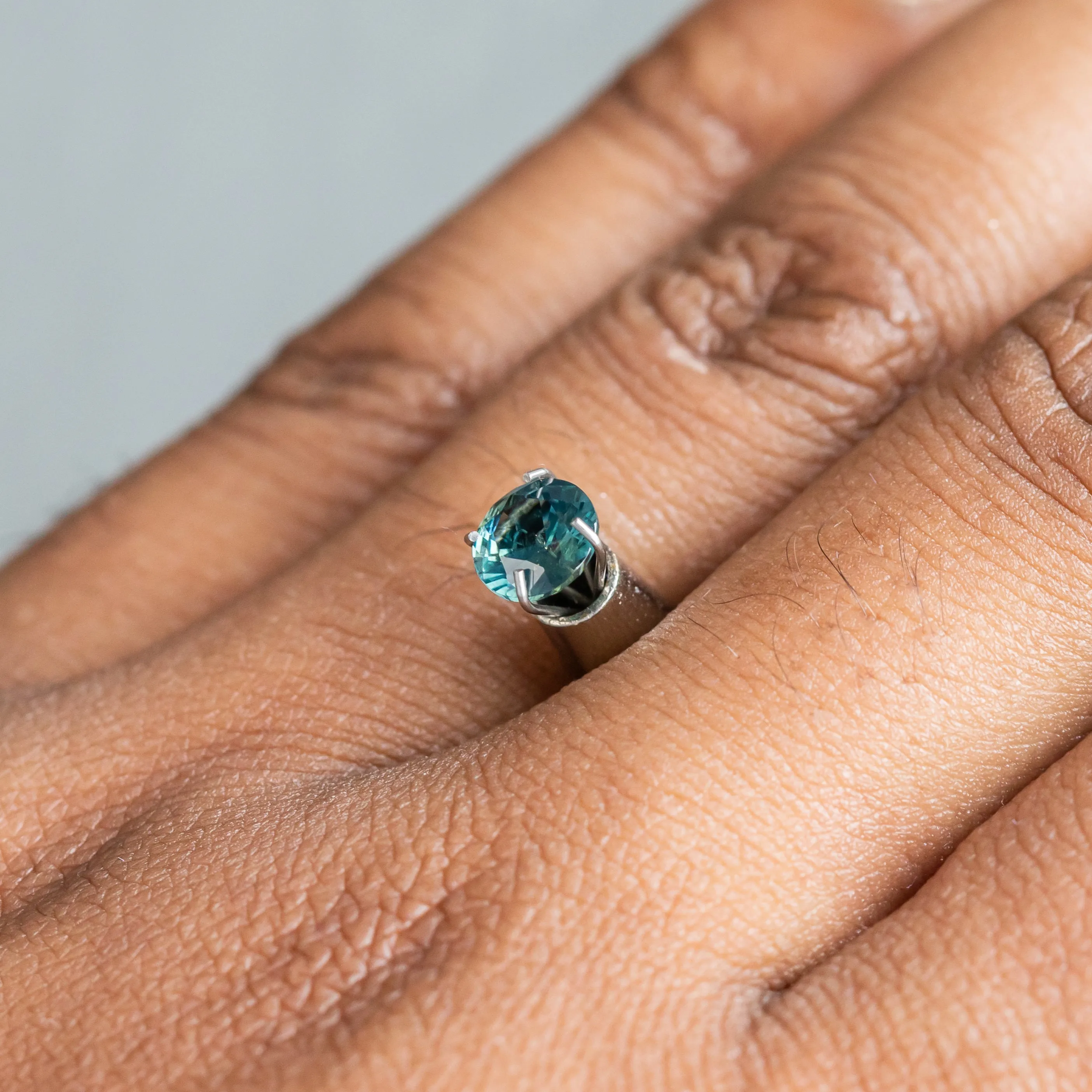 0.95CT ROUND BRILLIANT NIGERIAN SAPPHIRE, PARTI TEAL GREEN, 5.92X3.56MM, UNTREATED