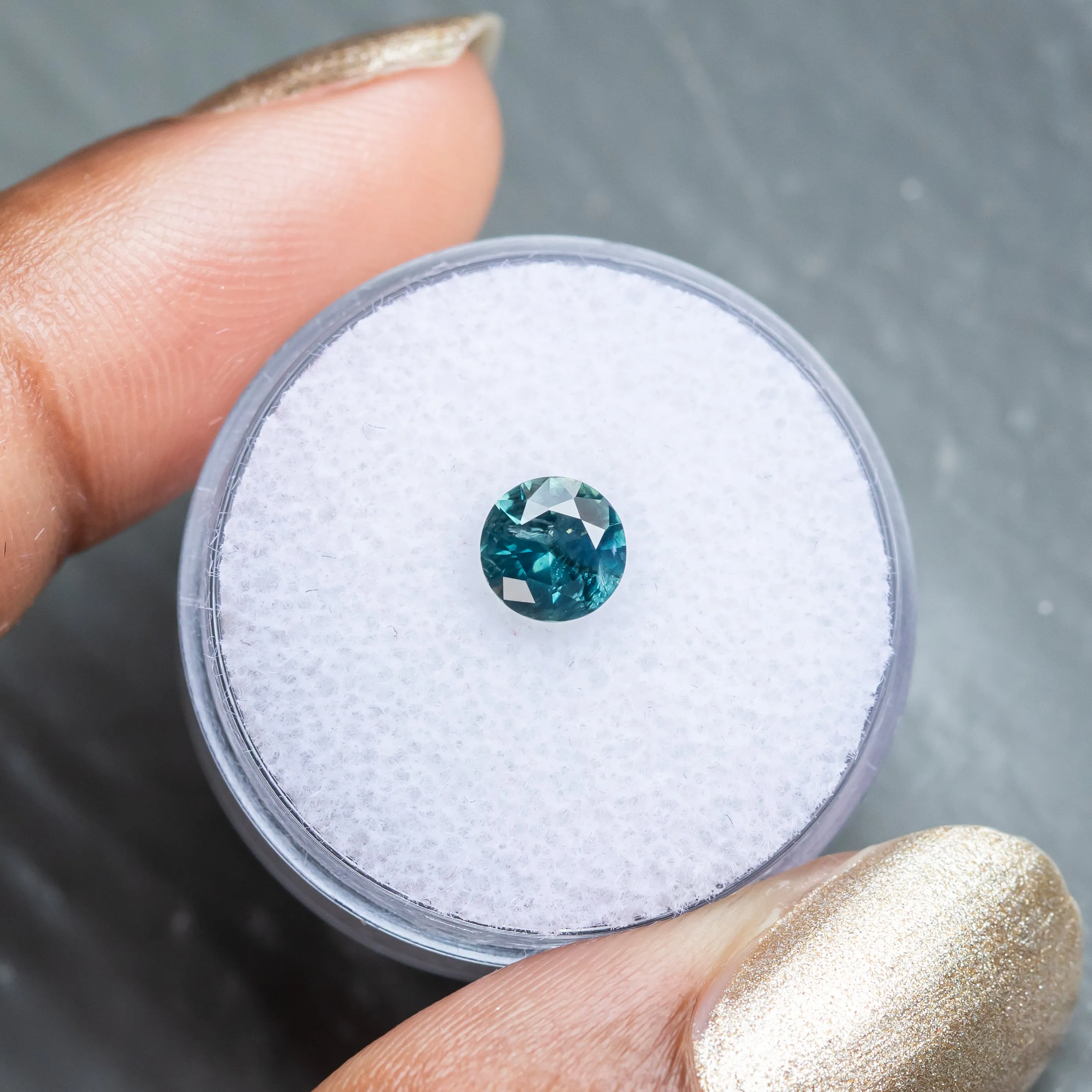 0.95CT ROUND BRILLIANT NIGERIAN SAPPHIRE, PARTI TEAL GREEN, 5.92X3.56MM, UNTREATED