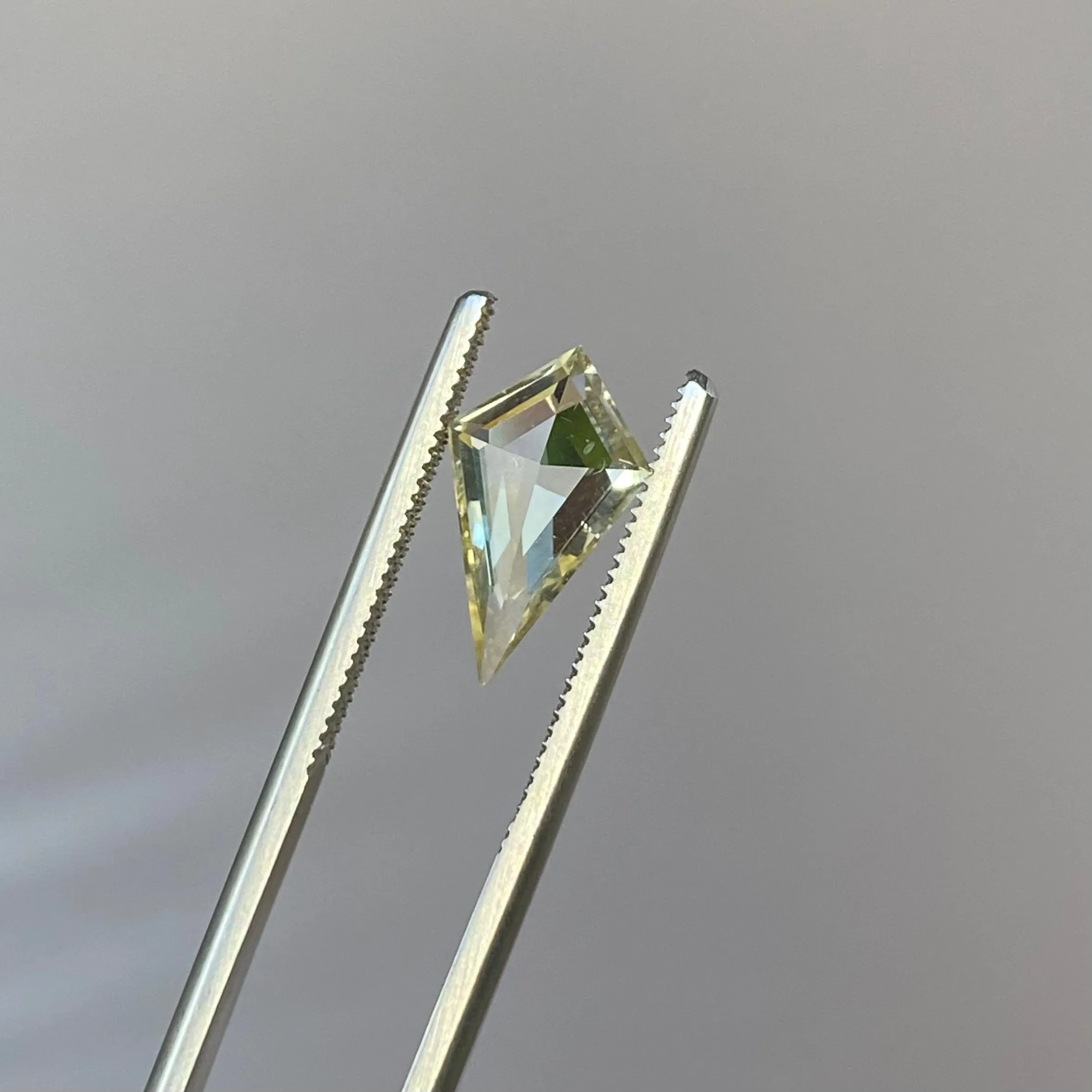 2.69CT KITE MADAGASCAR SAPPHIRE, BICOLOR YELLOW WHITE, 14.24X8.47X4.1MM