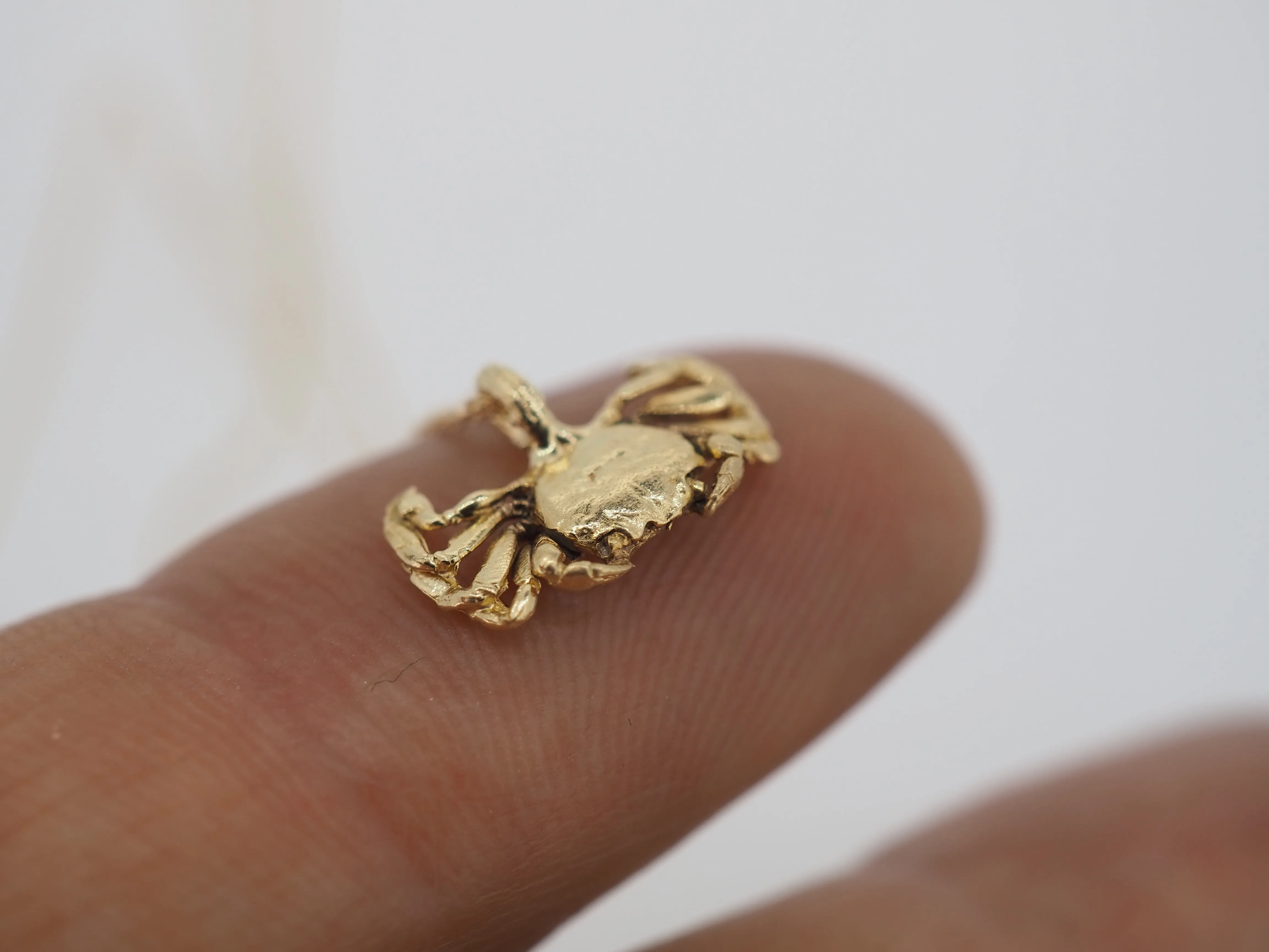 Crab necklace in gold