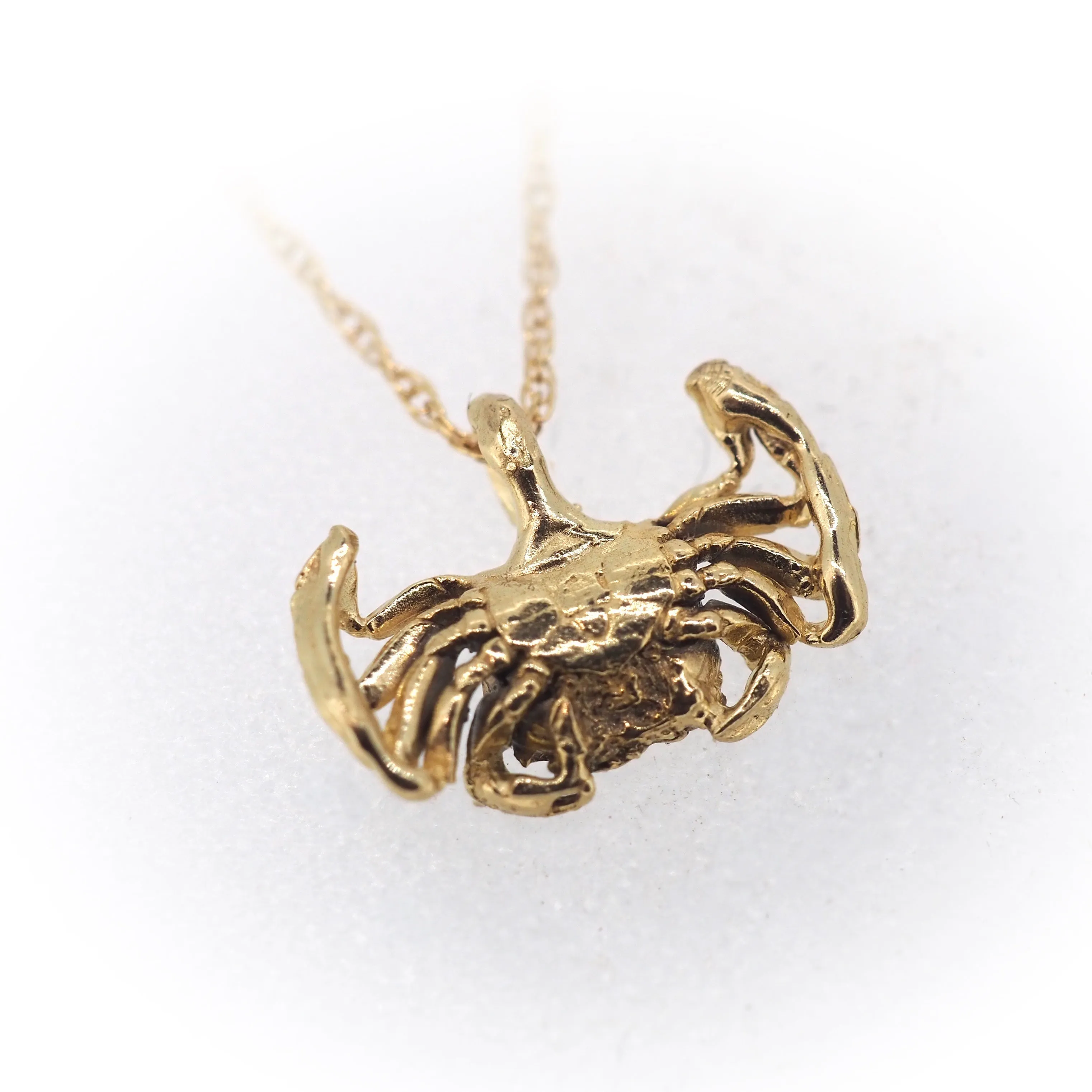 Crab necklace in gold